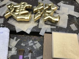 金箔作業中